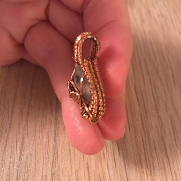 Handmade green stone set in rose gold pendant - Picture 4 of 7